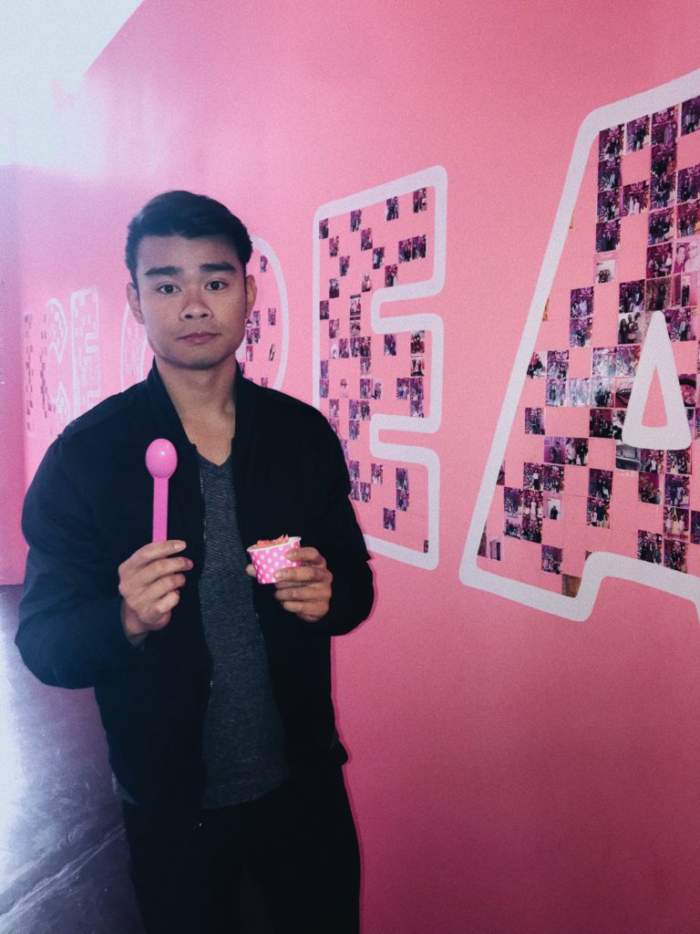 Demi Bang's boyfriend holding ice cream in December 2017.
