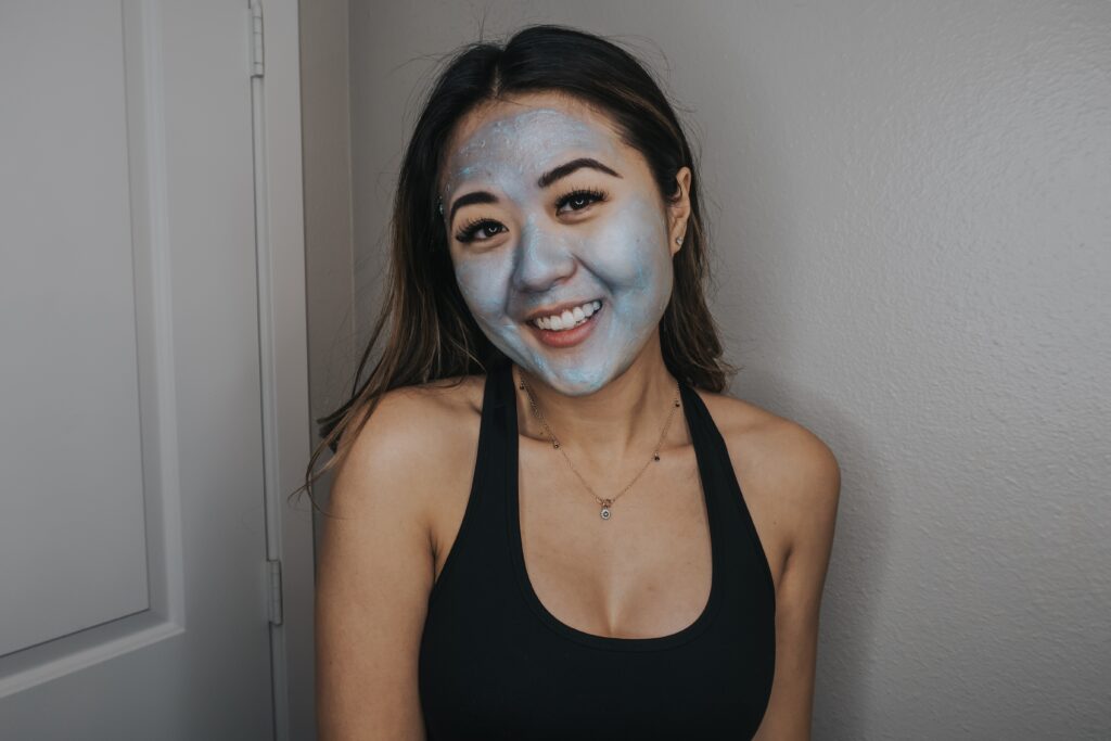 College blogger, Demi Bang, using Arizona blogger, Demi Bang, using the Bioré Blue Agave + Baking Soda Whipped Nourishing Detox Mask.